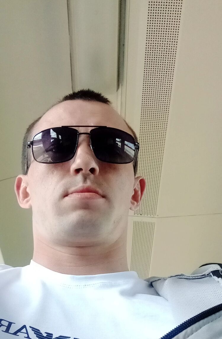  44729320  Roman, 31 ,    