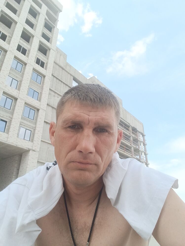  44028240  Andrei, 43 ,    