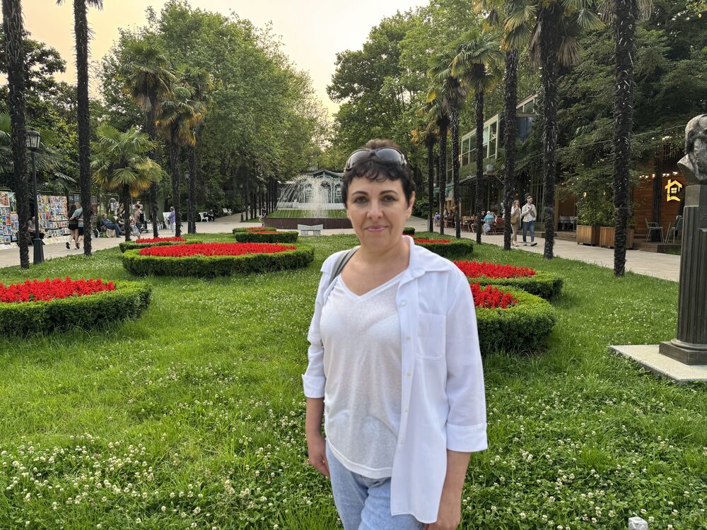 ,   Elena, 56 ,   c 