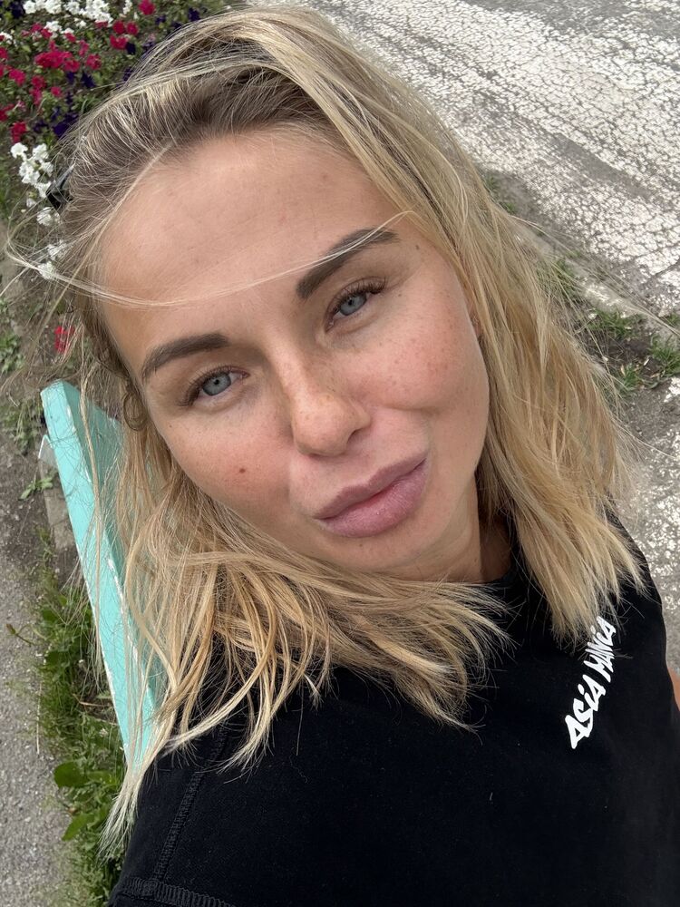  52320660  Anastasia, 25 ,    