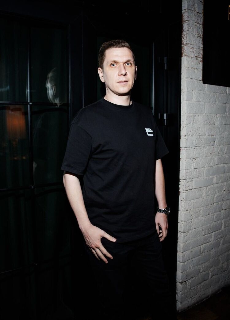  54689440  Vittore, 37 ,    