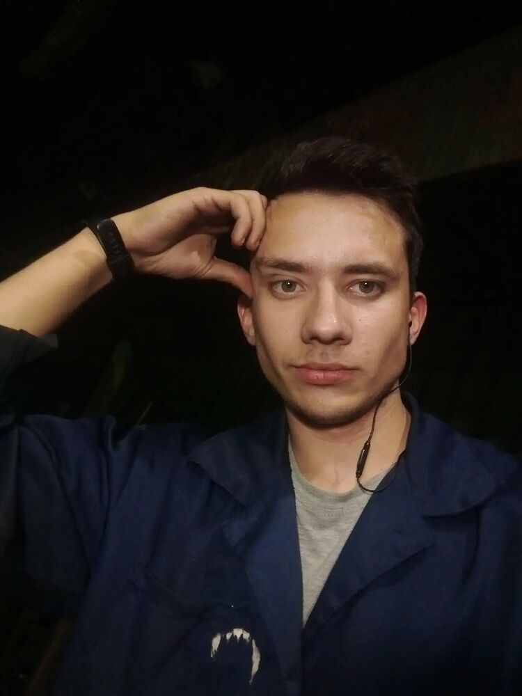  48341820  Viktor, 24 ,    