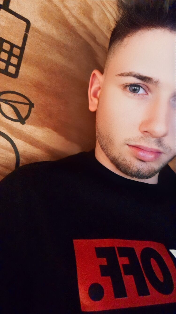  38219720  Daniel, 24 ,    