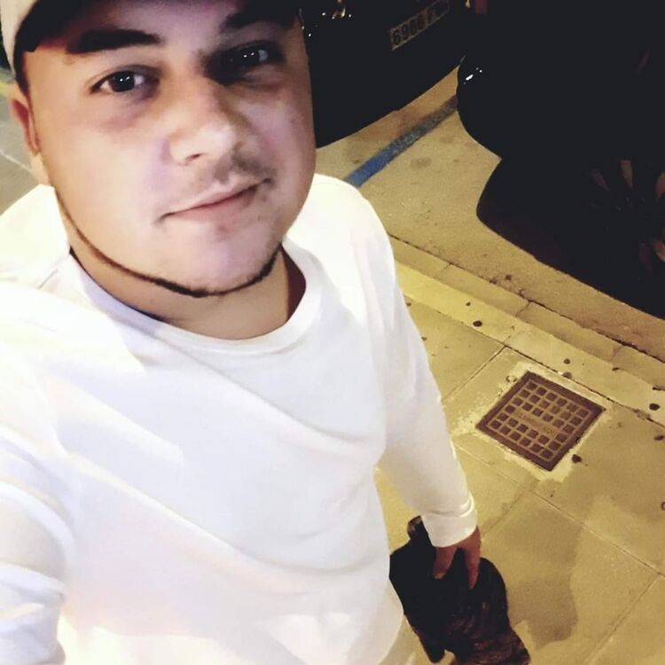  23564160  Artur, 31 ,    
