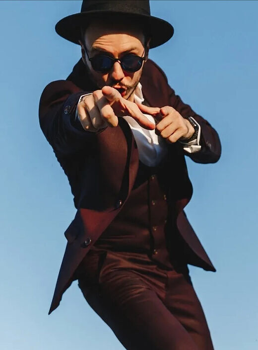  ,   Madmanbi, 44 ,  