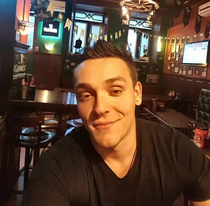  27413120  Alexander, 33 ,    