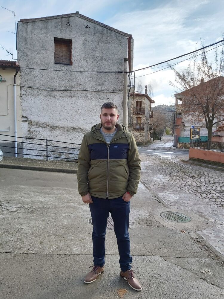  18506360  Adrian, 33 ,    