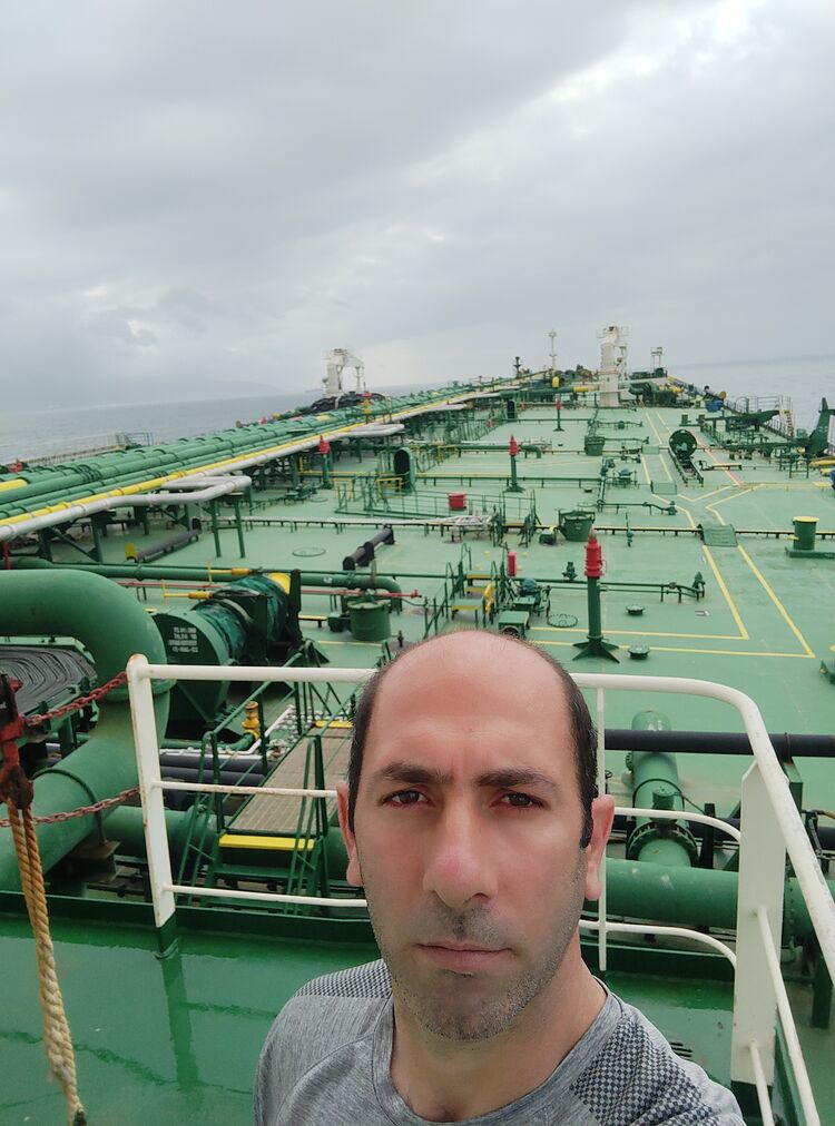 22936600  Davit, 47 ,    