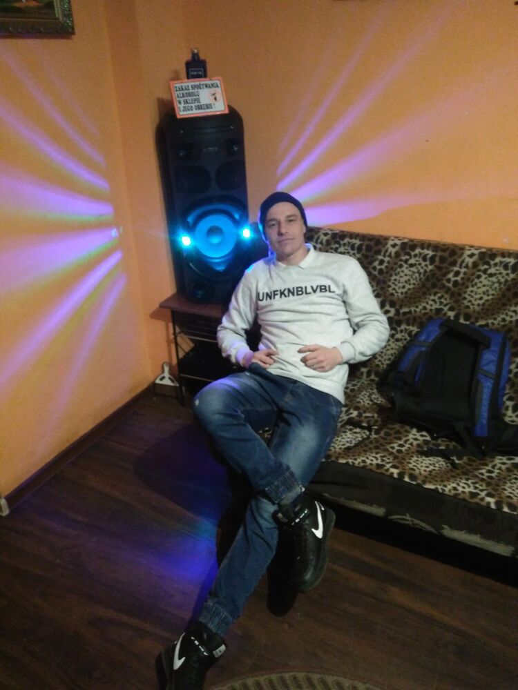  19107880  Denis, 32 ,    