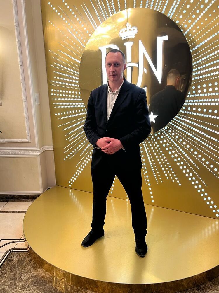  ,   Yury, 37 ,   ,   , c , 