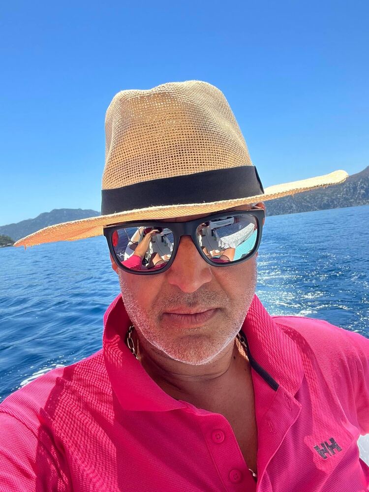  54129930  Alex, 46 ,    