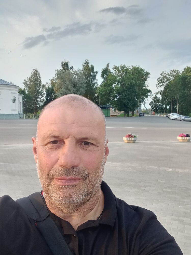  54023110  Maikl, 47 ,    