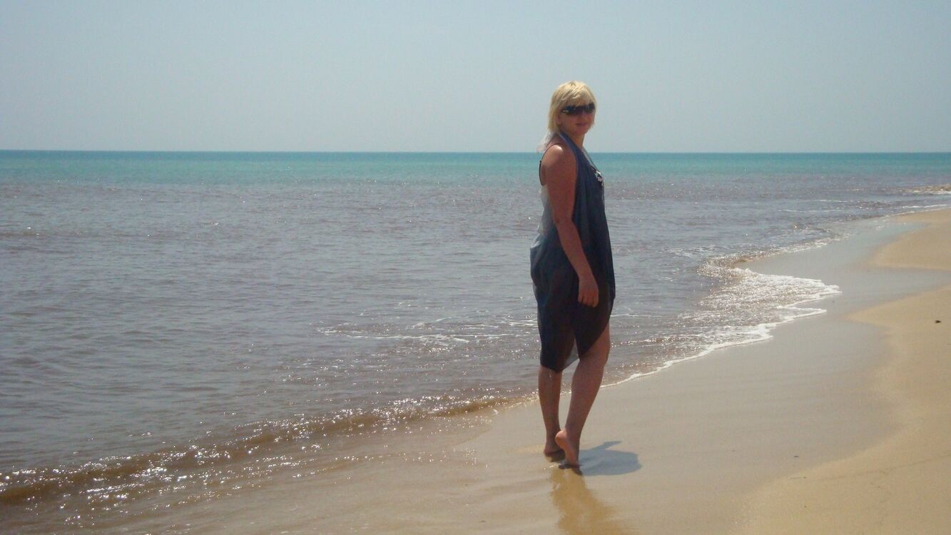  51335600  Elena, 44 ,    