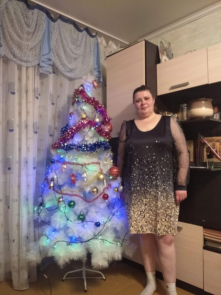  52168310  Elena, 52 ,    