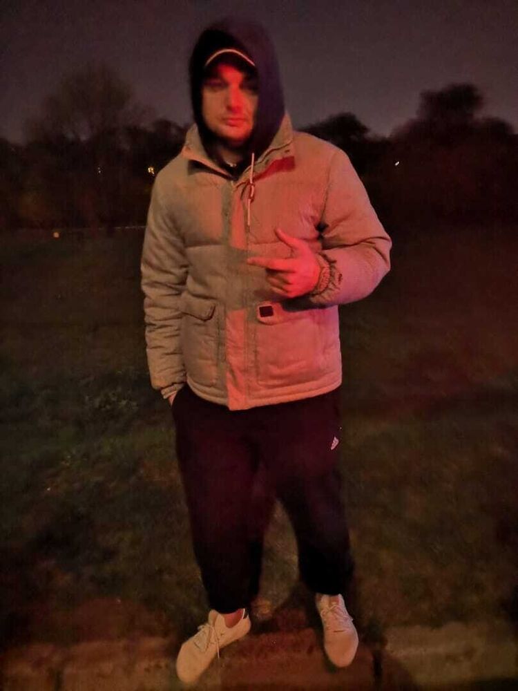  22095020  Vitalik, 37 ,    