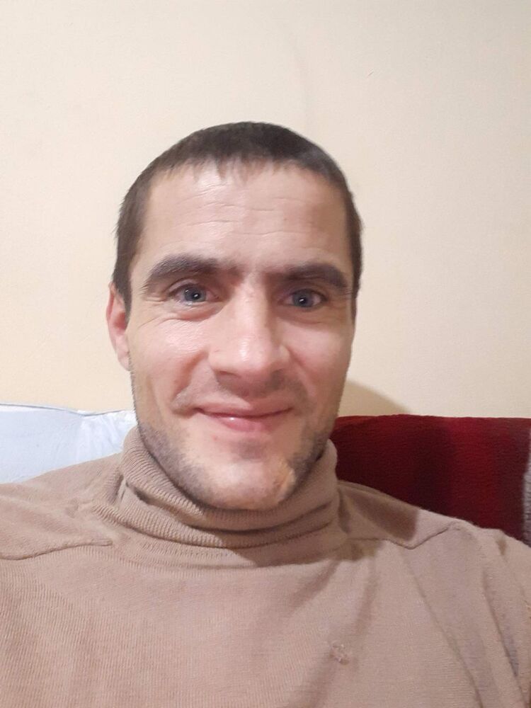  43938500  Ruslan, 44 ,    