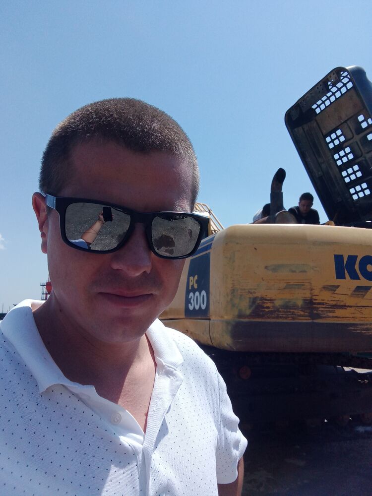  24037410  Alex, 37 ,    