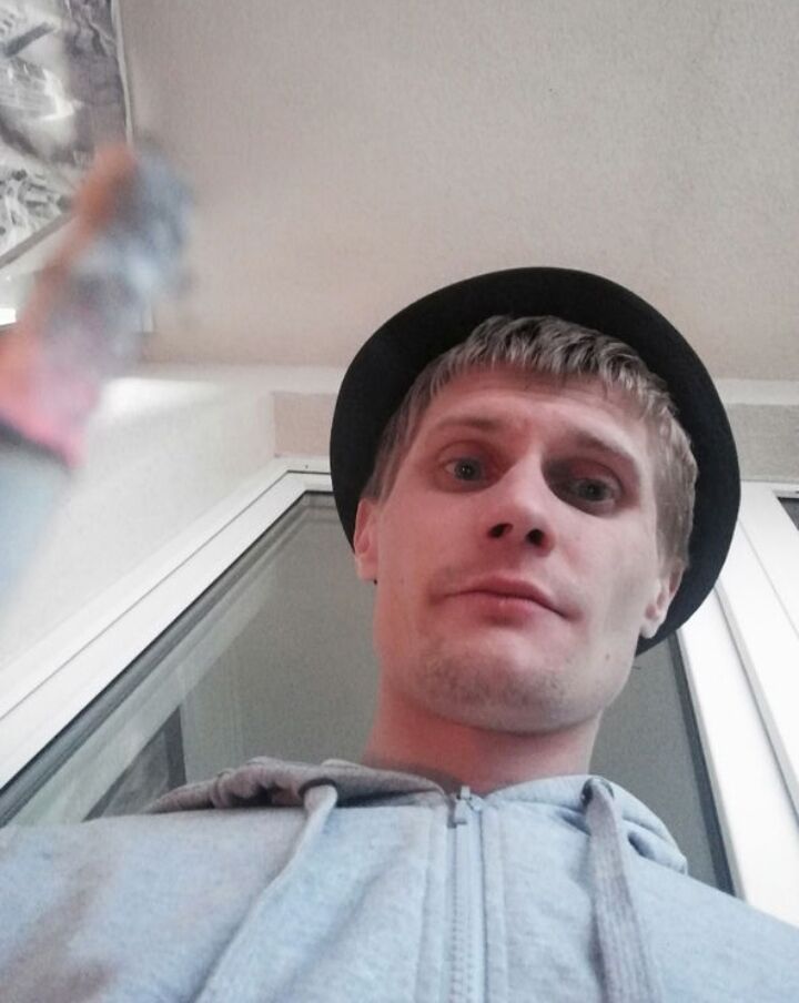  ,   Denis, 33 ,   