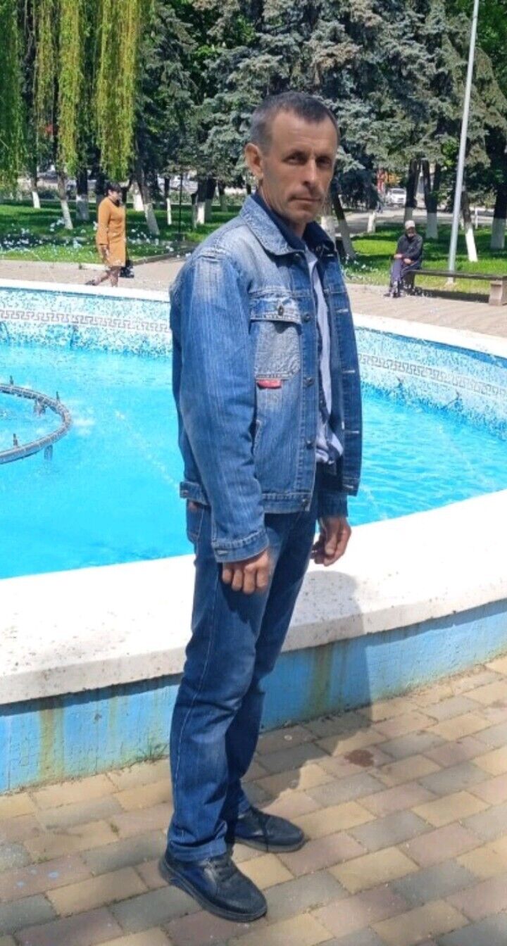  46573540  Andrei, 47 ,    