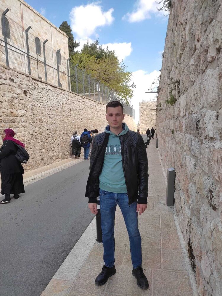  34293870  Radu, 27 ,    King George