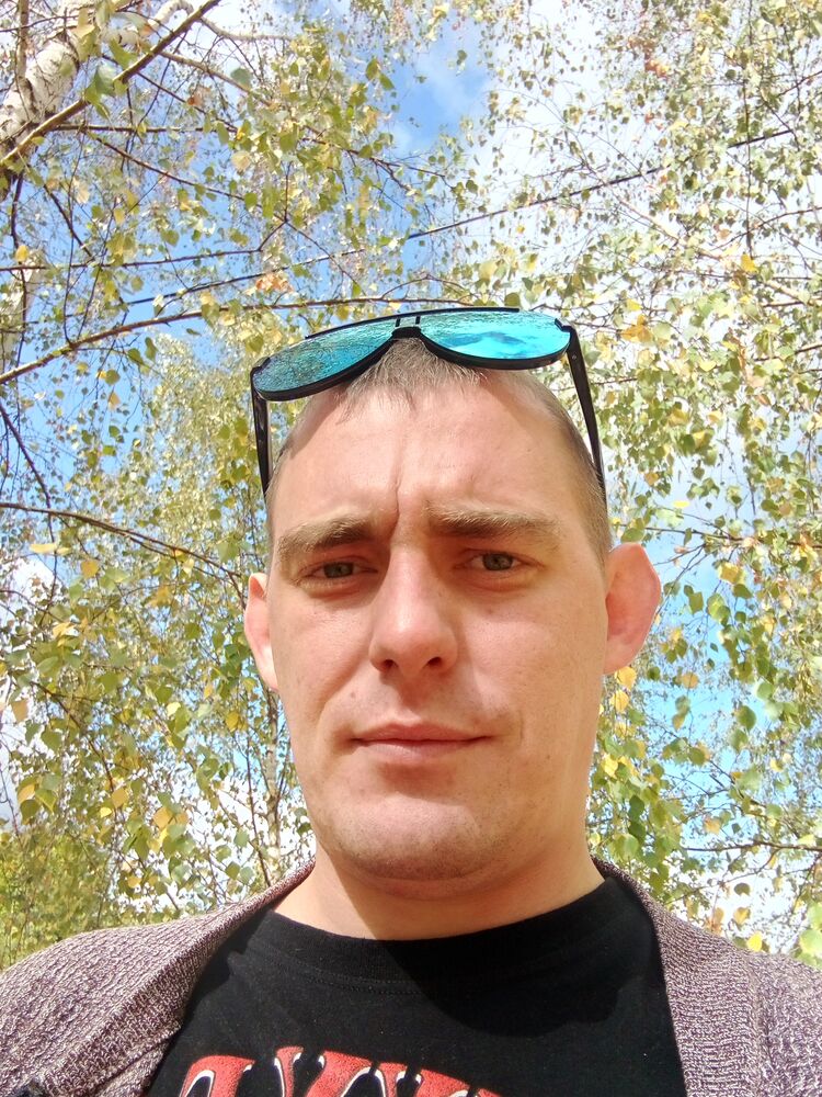 30039310  Konstantin, 31 ,    