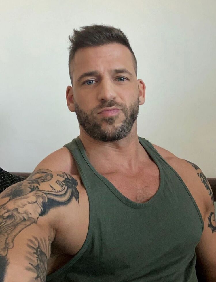  40585290  Florian, 40 ,    