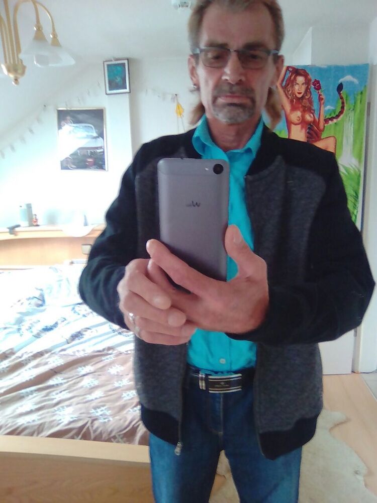  11238010  Viktor, 64 ,    