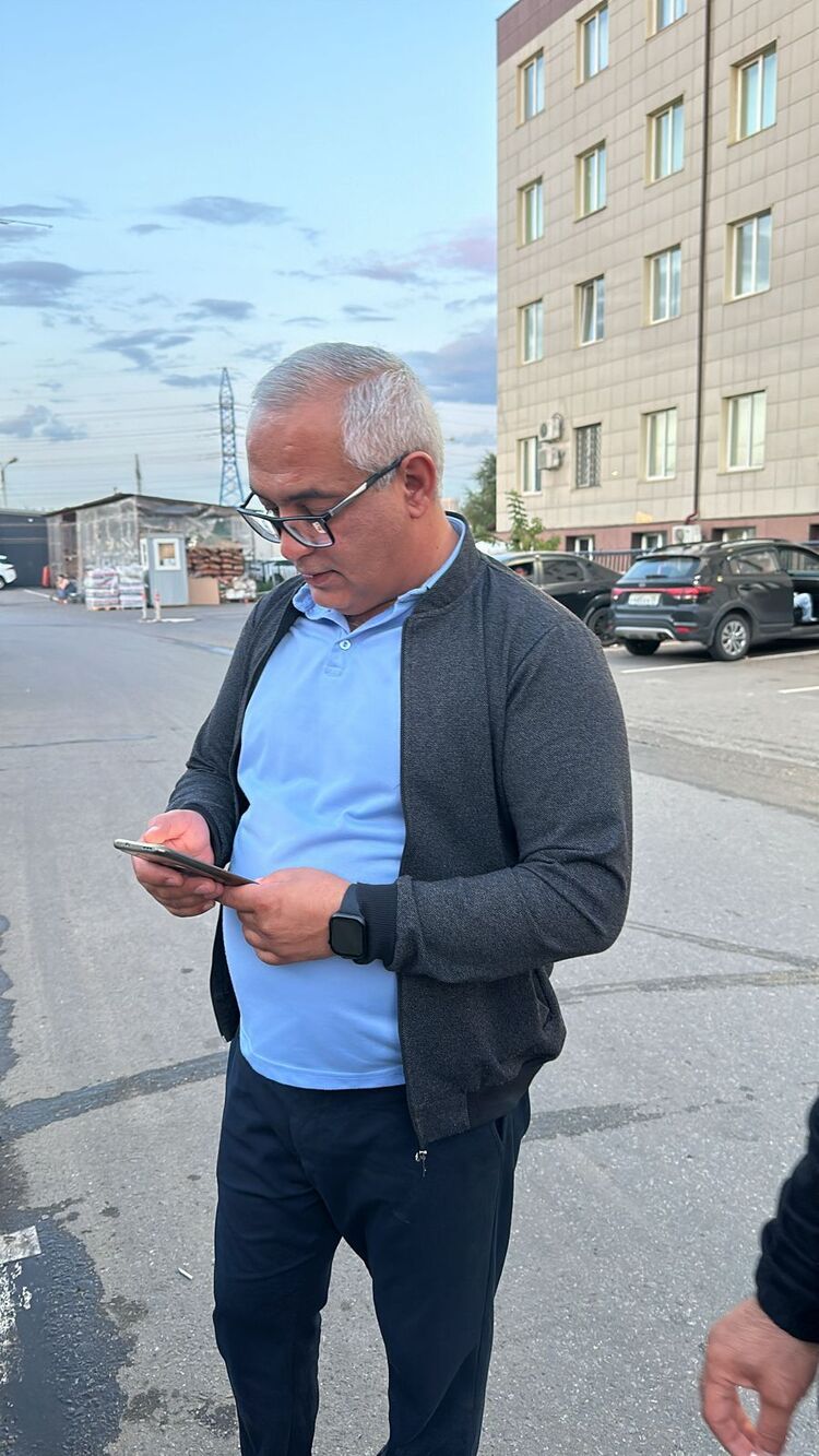  46467110  Farid, 44 ,    