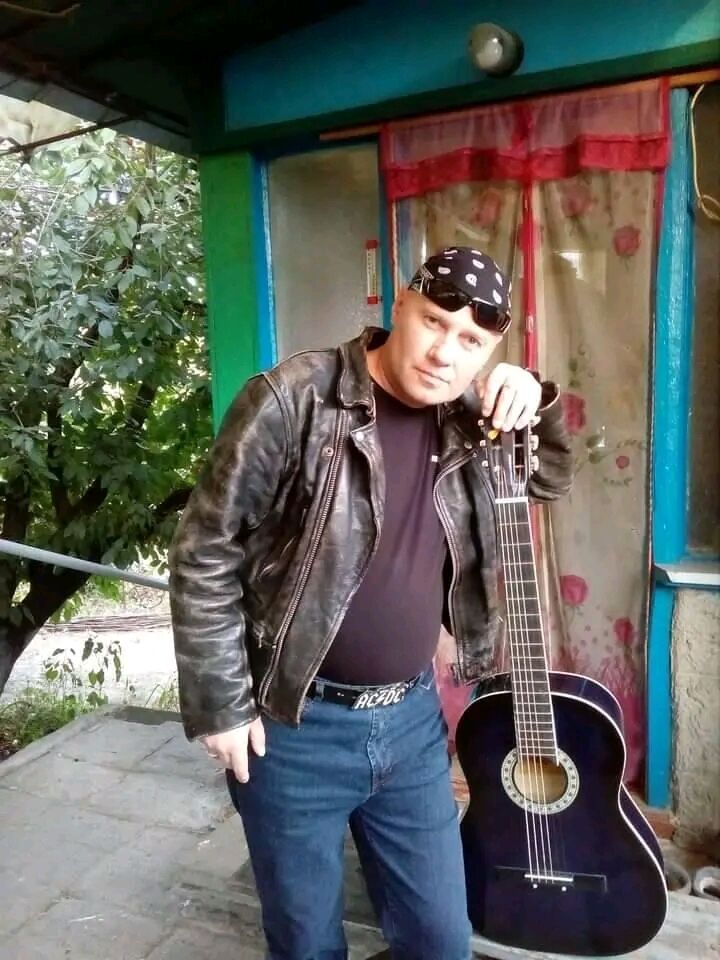  45052160  Viktor, 52 ,    