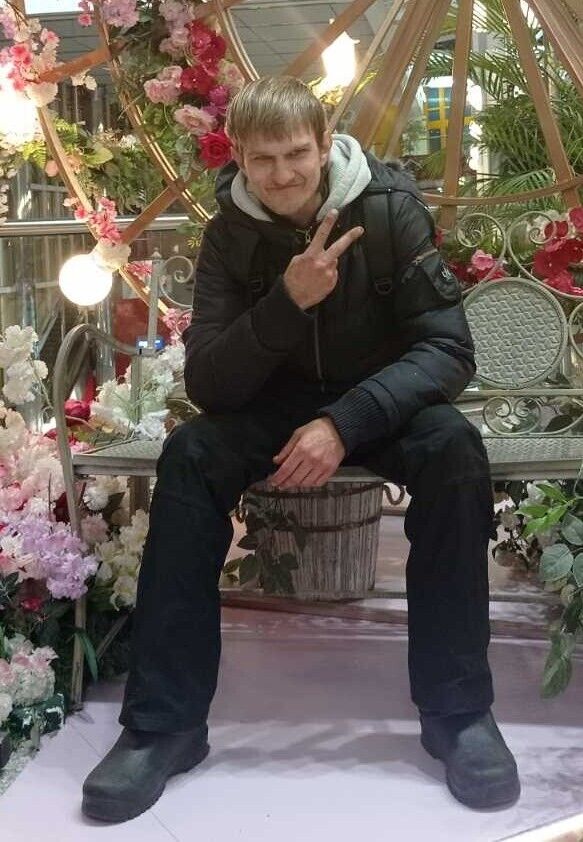  53879590  Demonovski, 37 ,    