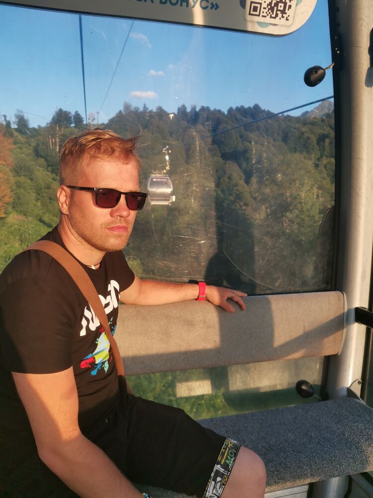  48044620  Sergei, 37 ,    