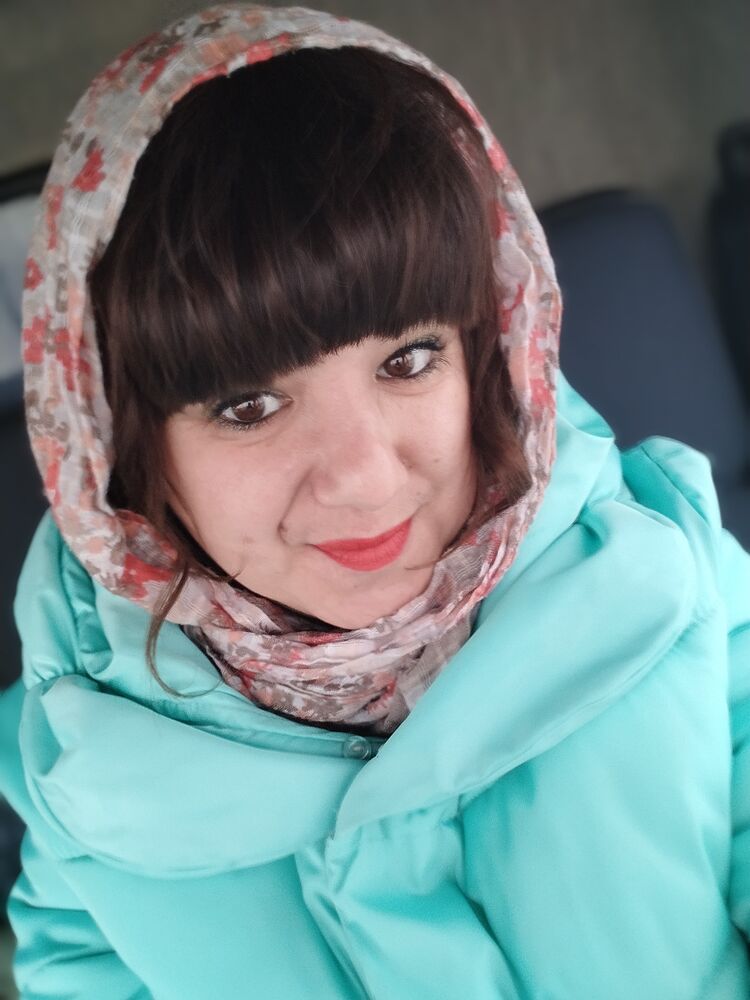  ,   Viktoria, 33 ,   