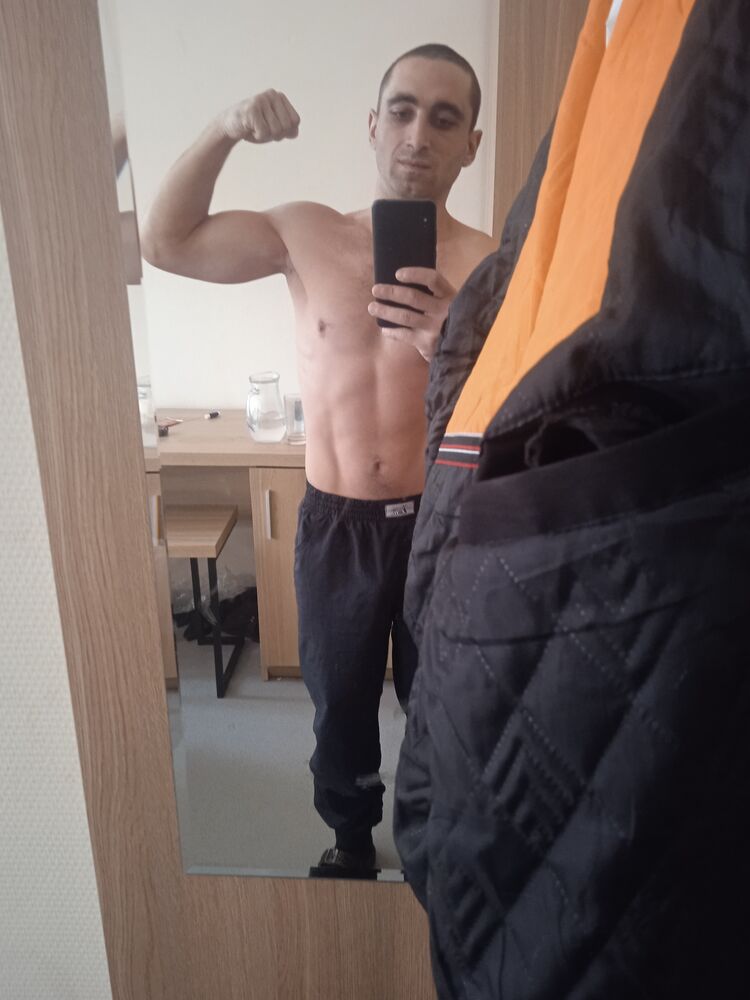 33410920  Guram, 27 ,    