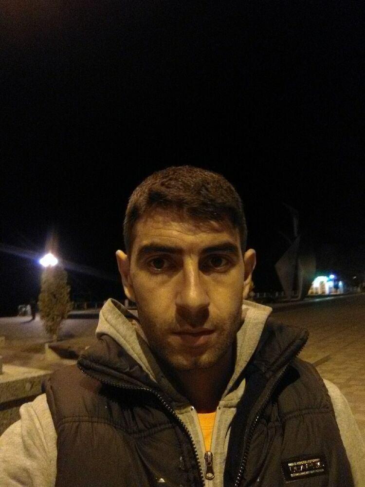  ,   Armen, 37 ,   ,   