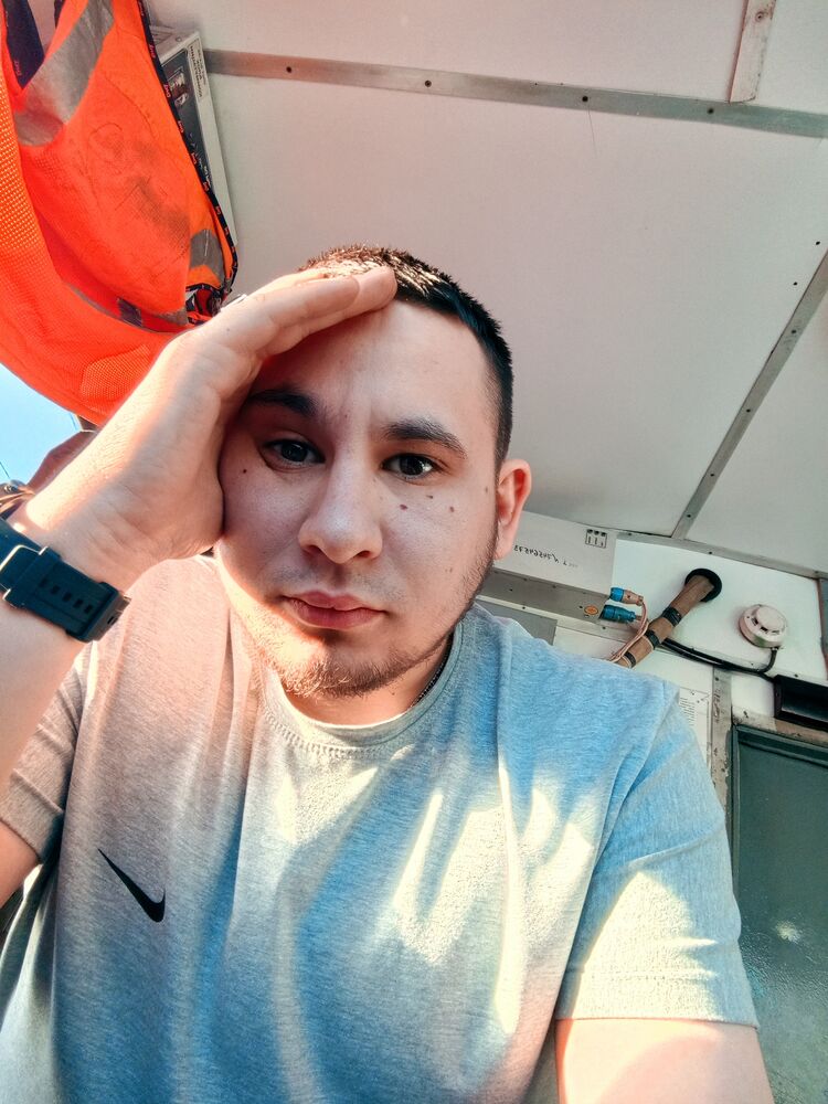  48496050  Mikhail, 24 ,    