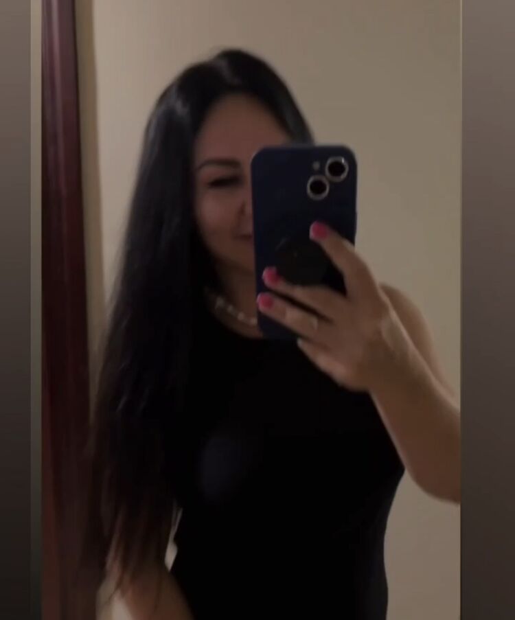  52911180  Elena, 47 ,    