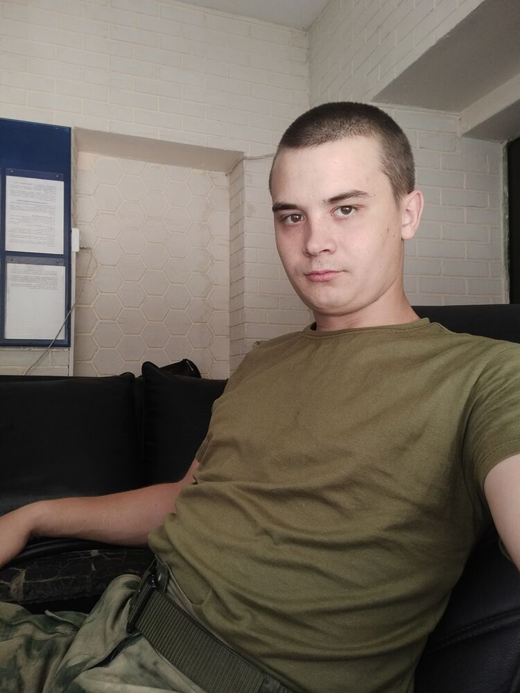 45540770  Viktor, 24 ,    
