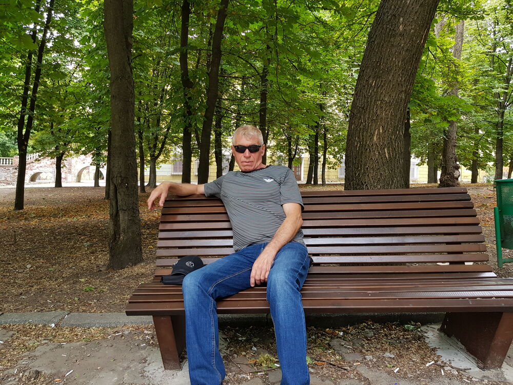  24234530  Aleks, 57 ,    