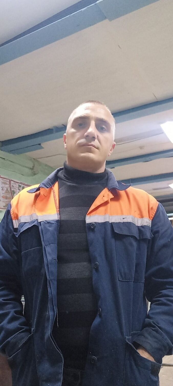  46680400  Denis, 40 ,    