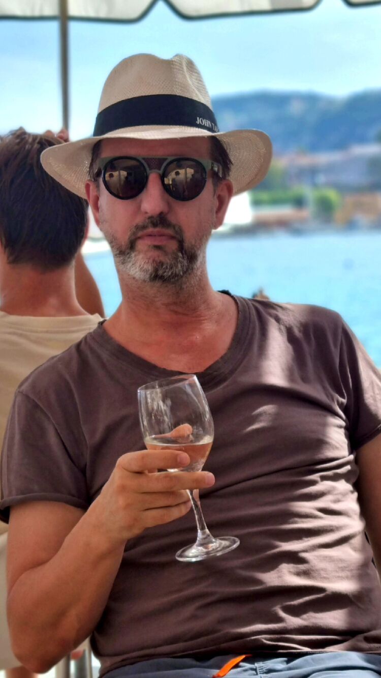  47032810  Archi, 51 ,    