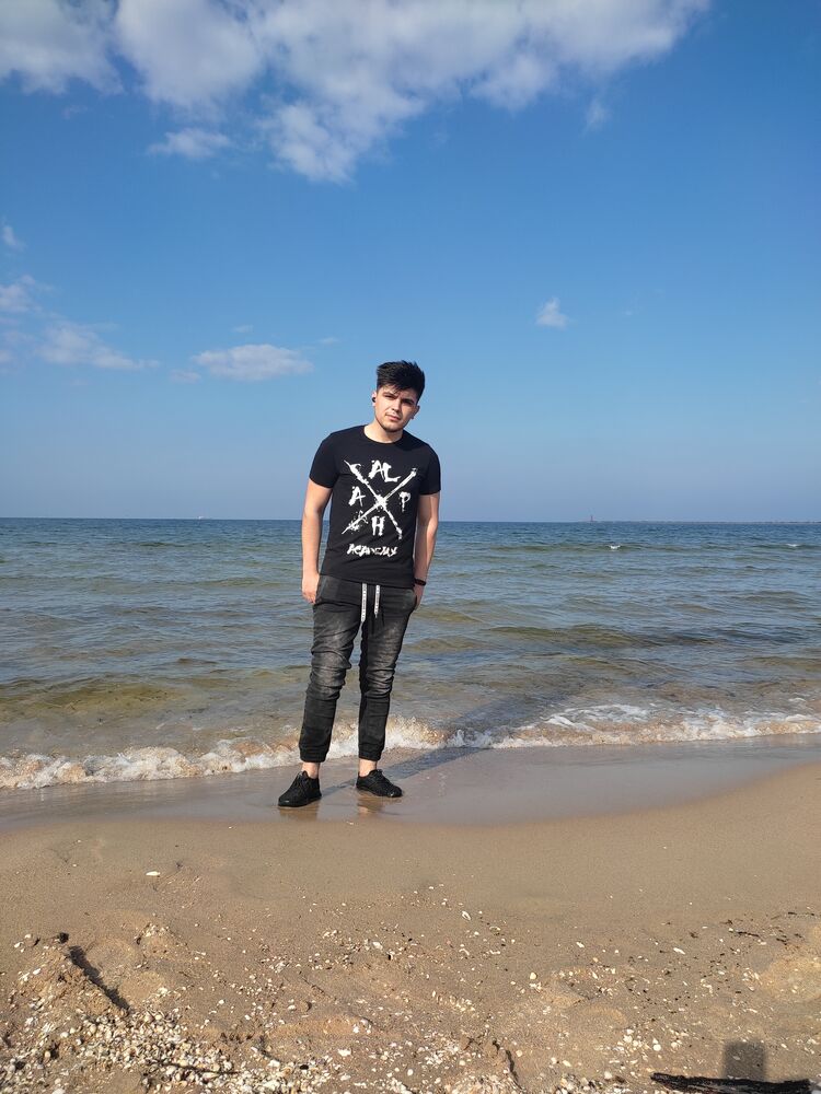  26300870  Mikhail, 26 ,    