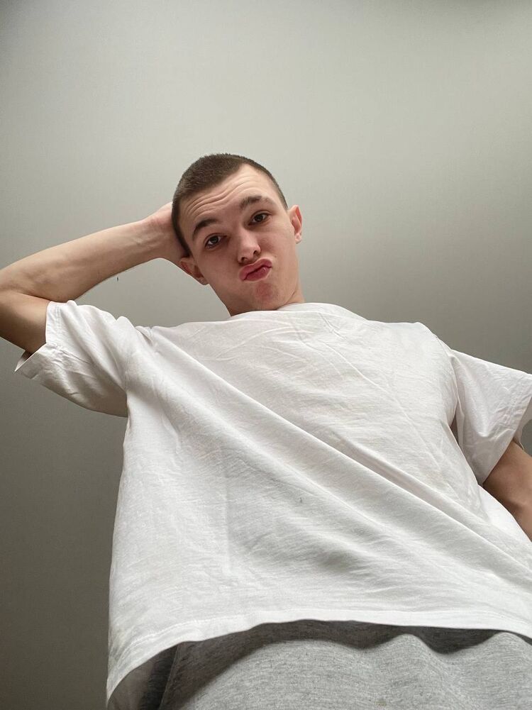  52986570  Zakhar, 20 ,    -