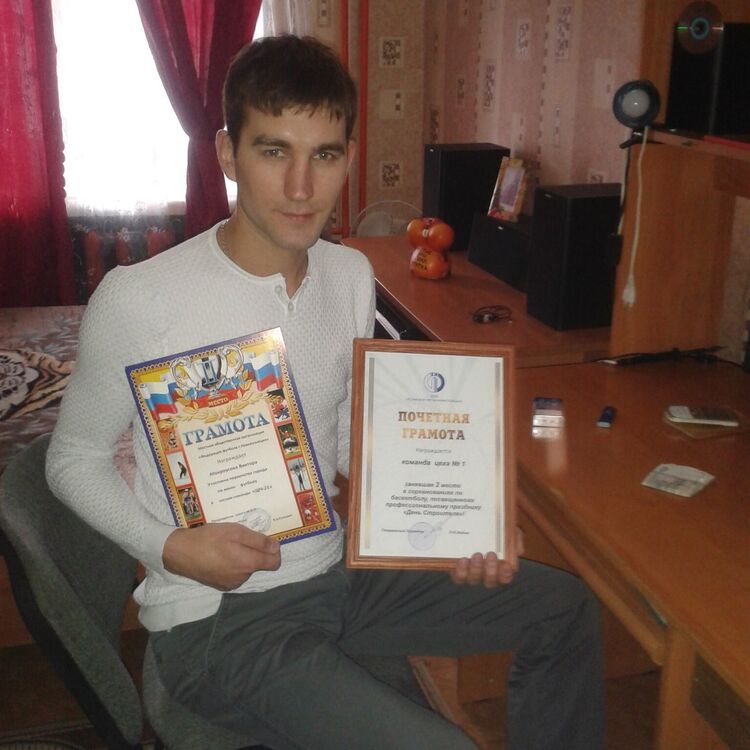  27046900  Viktor, 33 ,    