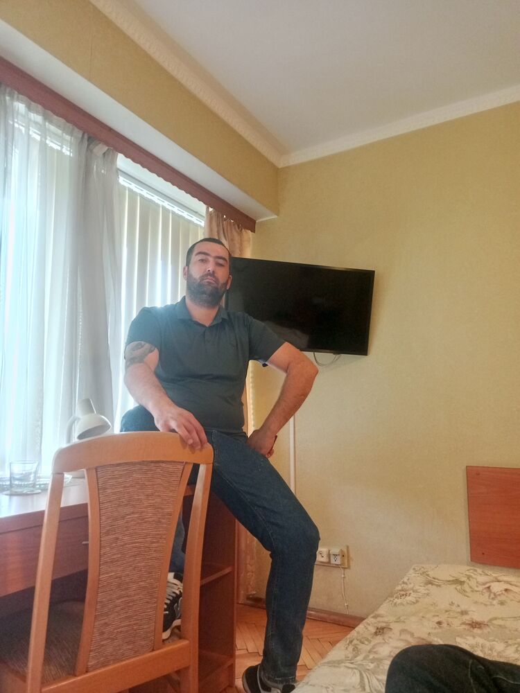  52440920  Ferid, 29 ,    