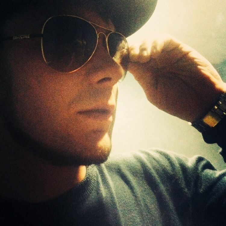  6806420  Pavel, 31 ,    
