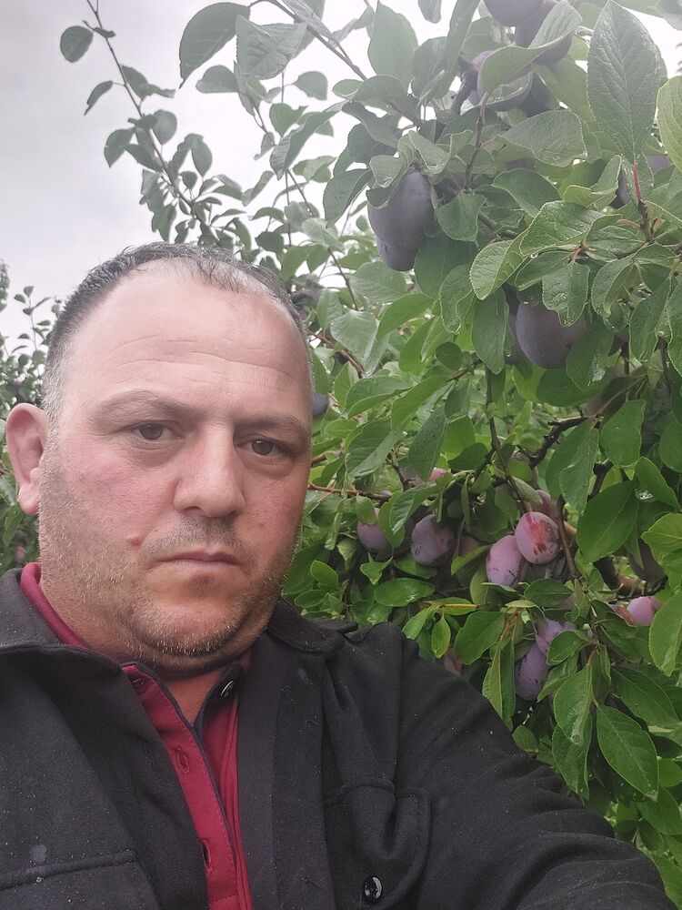  37721030  Gagik, 41 ,    