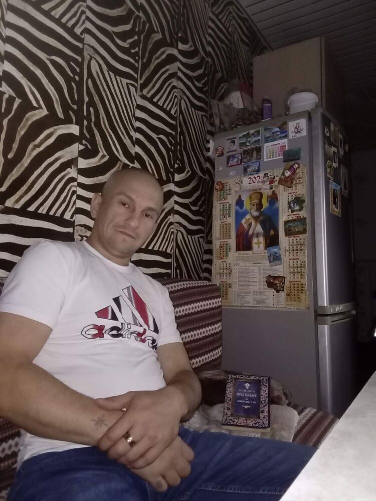  43950380  Nikolay, 43 ,    