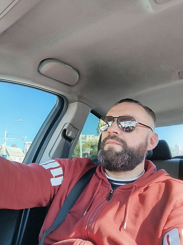  54101830  Roman, 44 ,    