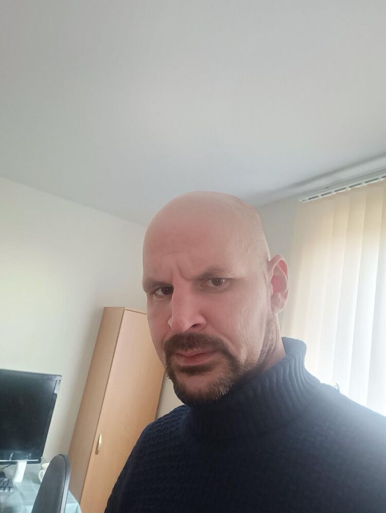  ,   Artur, 41 ,   ,   