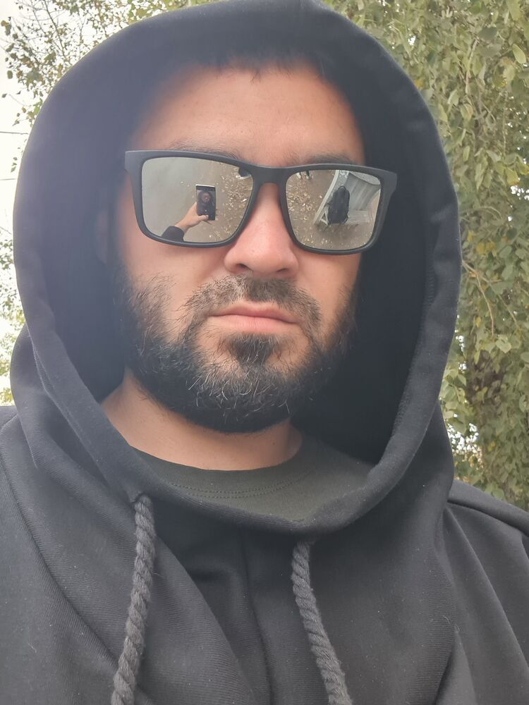  53931280  Viktor, 31 ,    